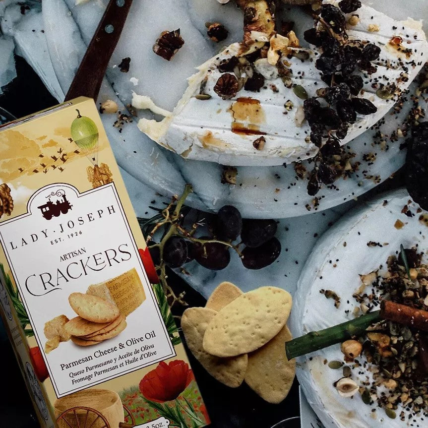 Vegetarische Cracker mit Parmigiano Reggiano-Käse und Olivenöl