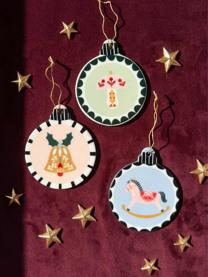 Nostalgisches Weihnachts-Trio aus Keramik – Set aus Pilz, Schaukelpferd &amp; Glocke