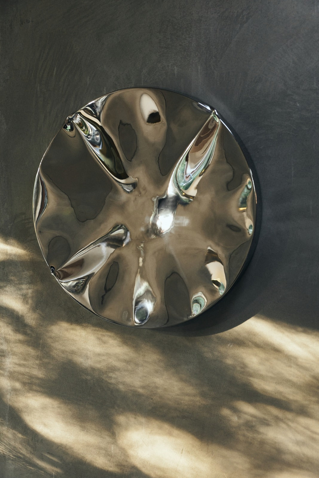 Dent Wandskulptur Chrom – Ø 68 cm Metall-Wandobjekt