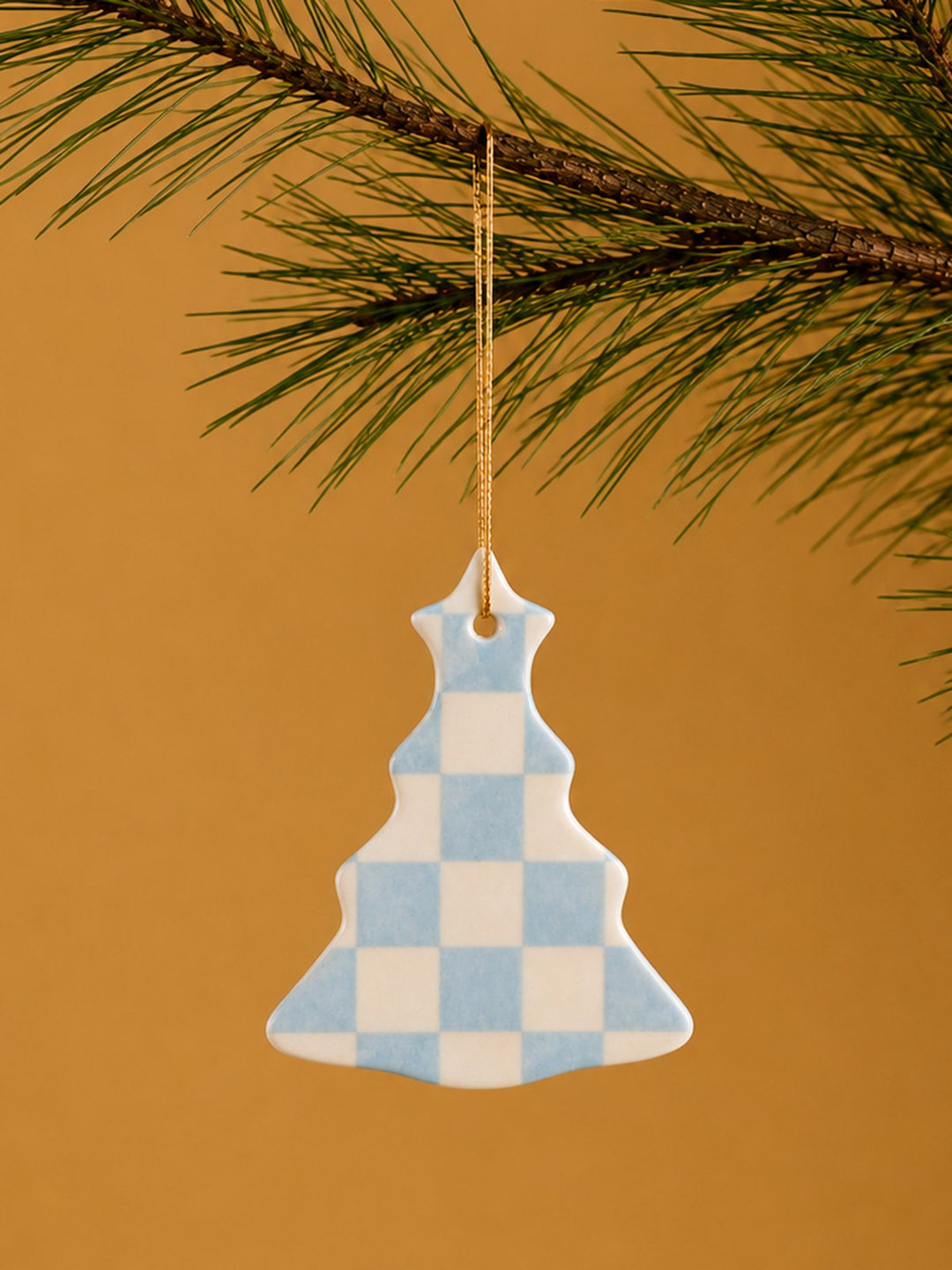 Weihnachtlicher Keramikanhänger Tanne Creme-Hellblau kariert