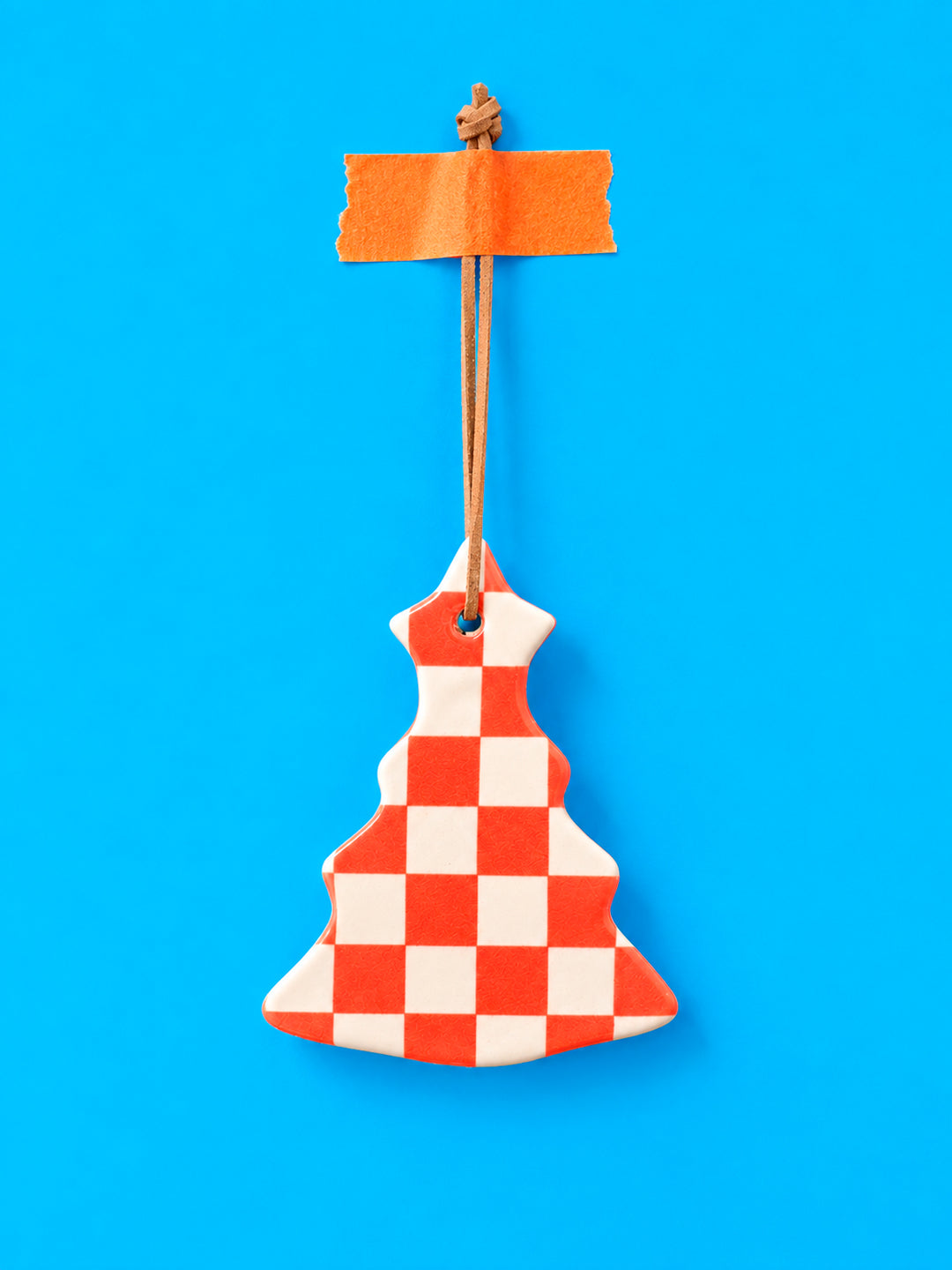 Weihnachtlicher Keramikanhänger Tanne Weiß-Orange kariert
