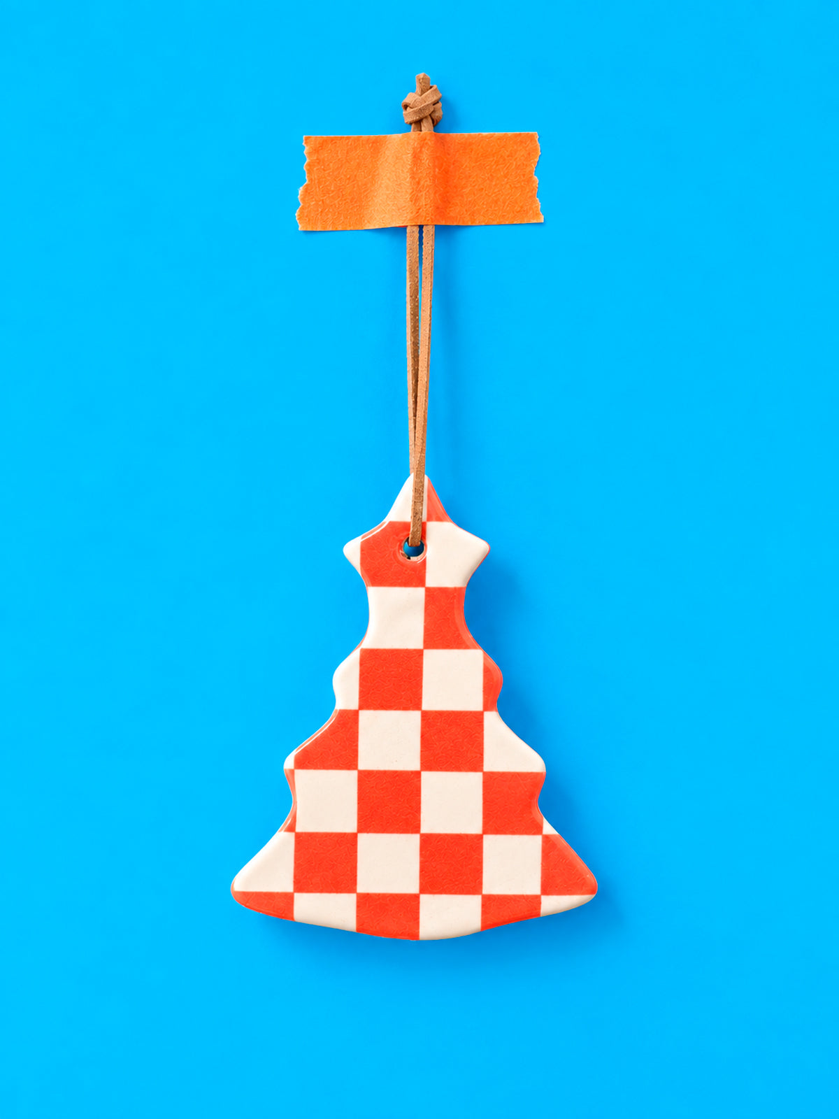 Weihnachtlicher Keramikanhänger Tanne Weiß-Orange kariert