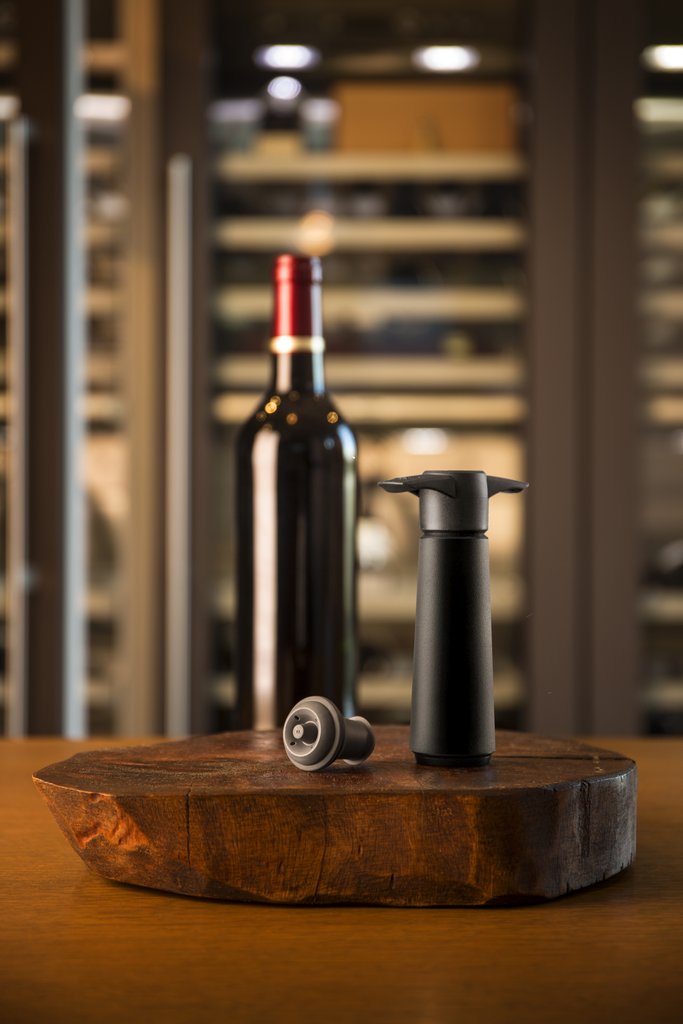 Wine pump with 2 stoppers