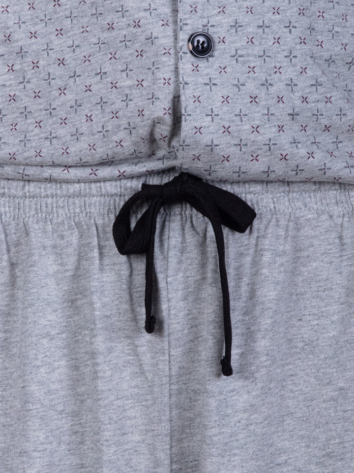 grau mit dunklen gößeren Knöpfen