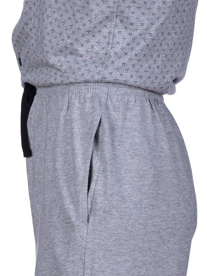 grau mit dunklen gößeren Knöpfen