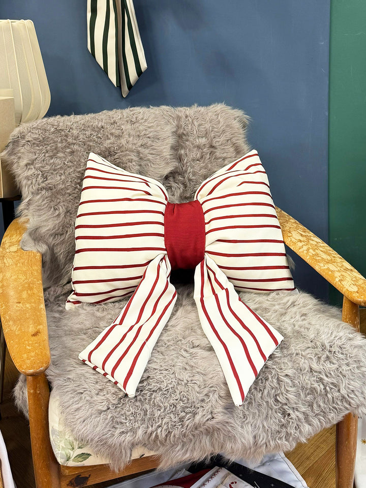 Weihnachtlicher Kissenbezug- Big Bow Bertha creme/ rot