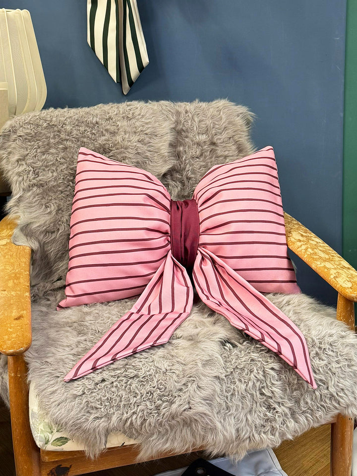 Weihnachtlicher Kissenbezug- Big Bow Bertha plum/ rosé
