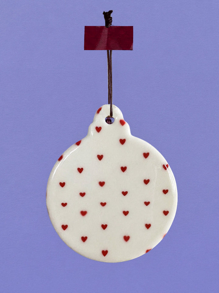 Anhänger Weihnachtskugel Liebe rote Herzchen Keramik creme